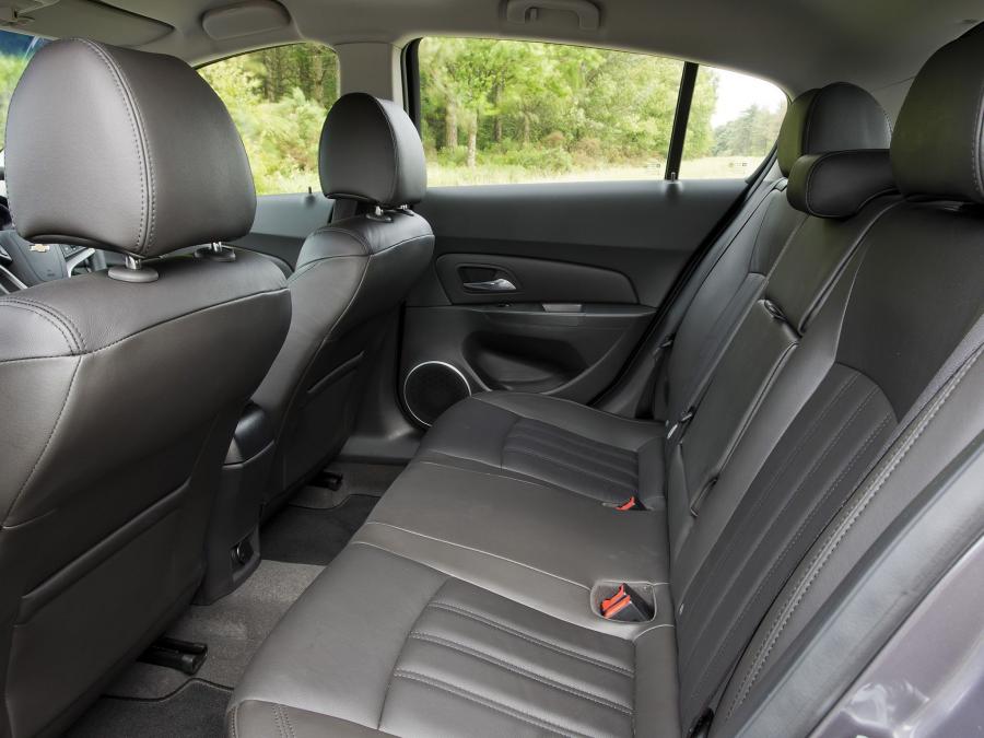  Chevrolet Cruze Hatchback 2011 года  (UK) (фото 18 из 43)